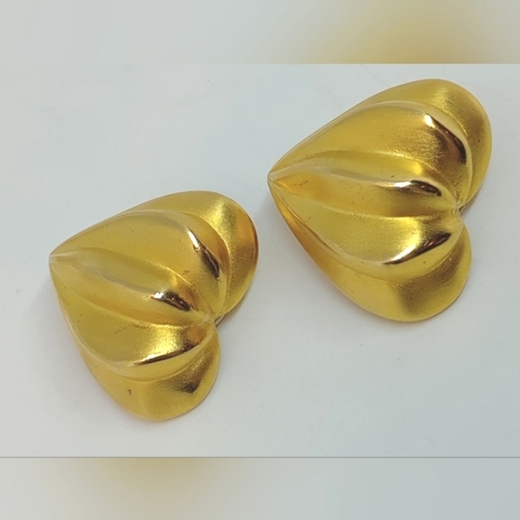 * Vintage Givenchy Large Gold Tone Hearts Clip On Earrings - Picture 2 of 8